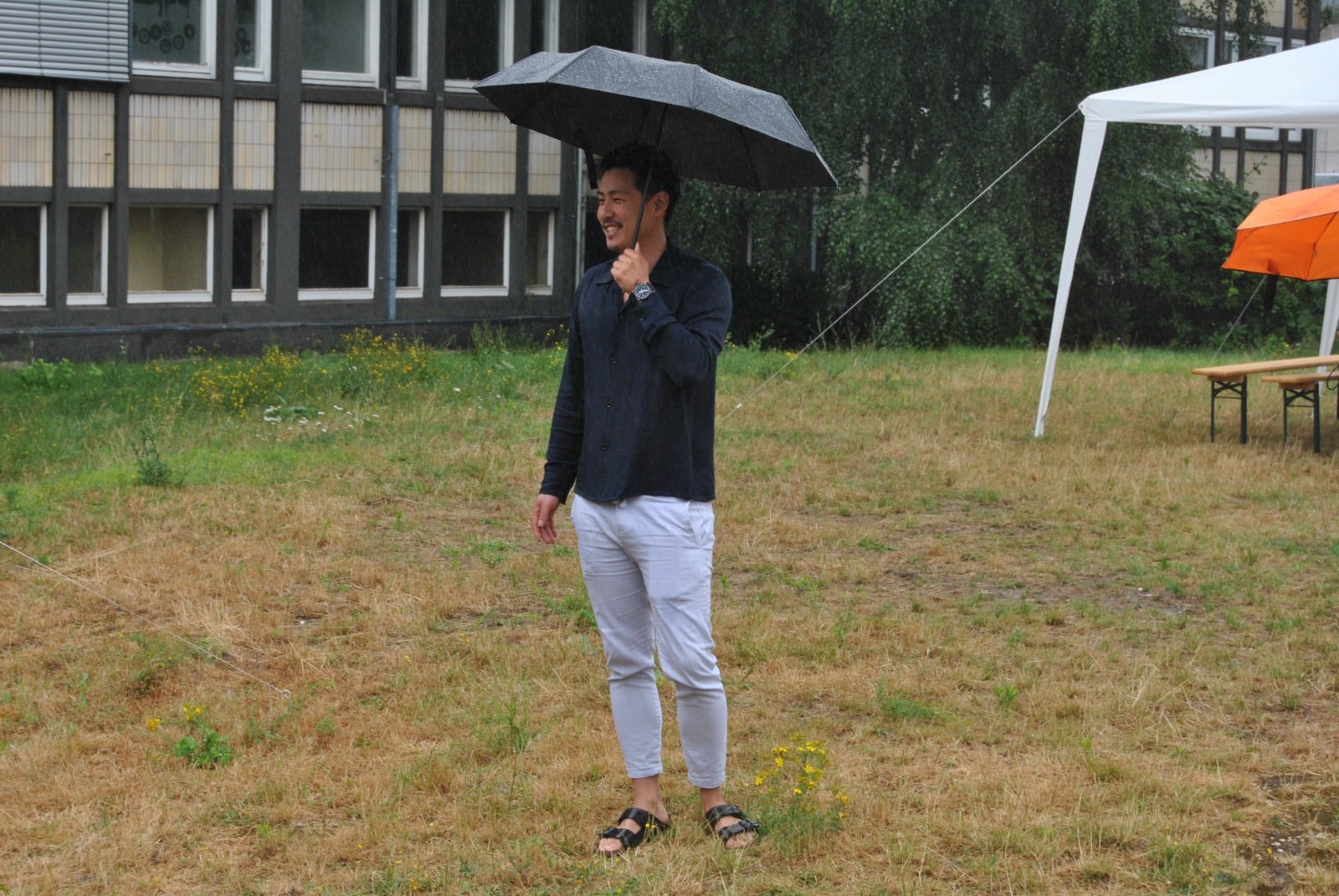 Meister Cha hält eine kurze Ansage beim Sommerfest in Regen